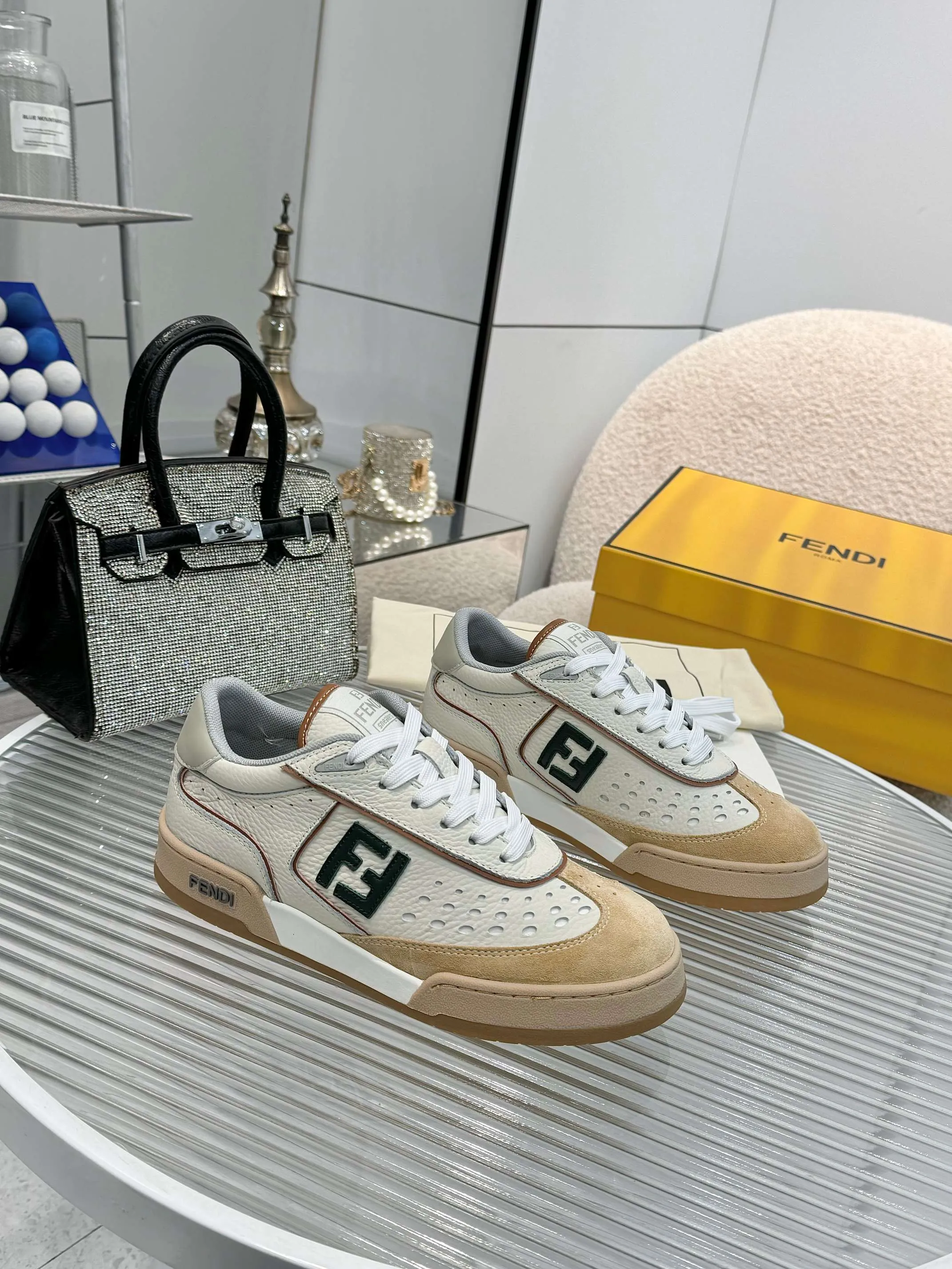 p620🐮🐮New❤Top super A version💯 Fendi Fendi 2025 New Year's King Explosive Style🔥 Many💑stars have the same style FD match. Original purchase for RMB14440. One to one replica. Designer Kim Jones's first sneaker fendi match and Donkey brand Trainer basketball sneakers, fresh blood injection and FF retro design It combines fashion and super comfort. [Wise] Whoever doesn’t grab it will regret it [There are many shoe uppers on the market with different color matching and cut corners in workmanship. The color matching and craftsmanship of my shoe upper are absolutely the same as the genuine products at the counter. Welcome to compare. Feet: Mesh injection molding pads 🎯 Soles: Please look for the original molded multi-color TPU outsole (❌ non-rubber sole) 🎯 Size: Female 35-41 Male 38-45 🎯 Packaging: Original 1:1 matching high-end packaging 🎁
